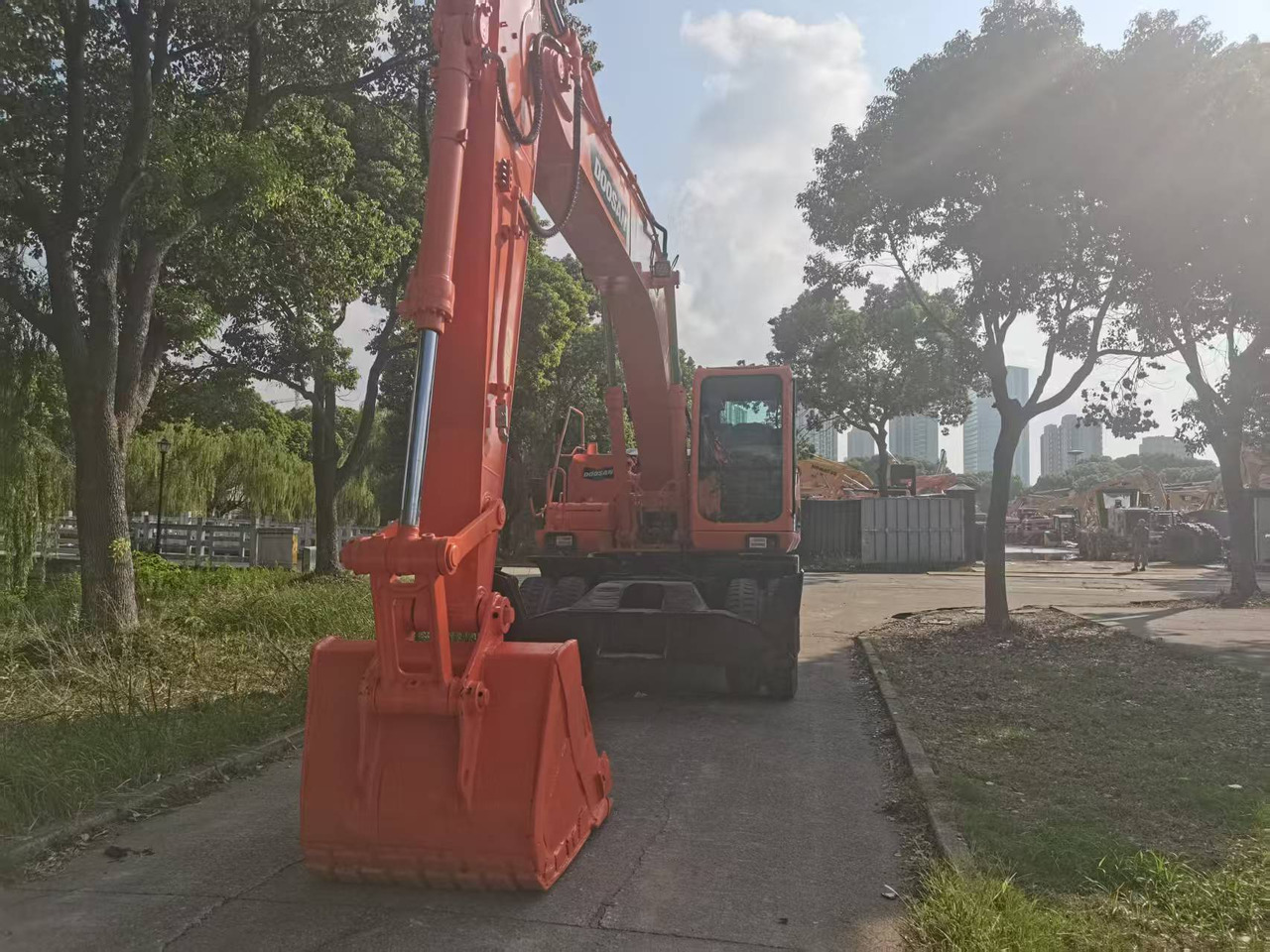 DOOSAN DH210W-9C - حفارة على عجلات: صور 1 DOOSAN DH210W-9C - حفارة على عجلات: صور 1