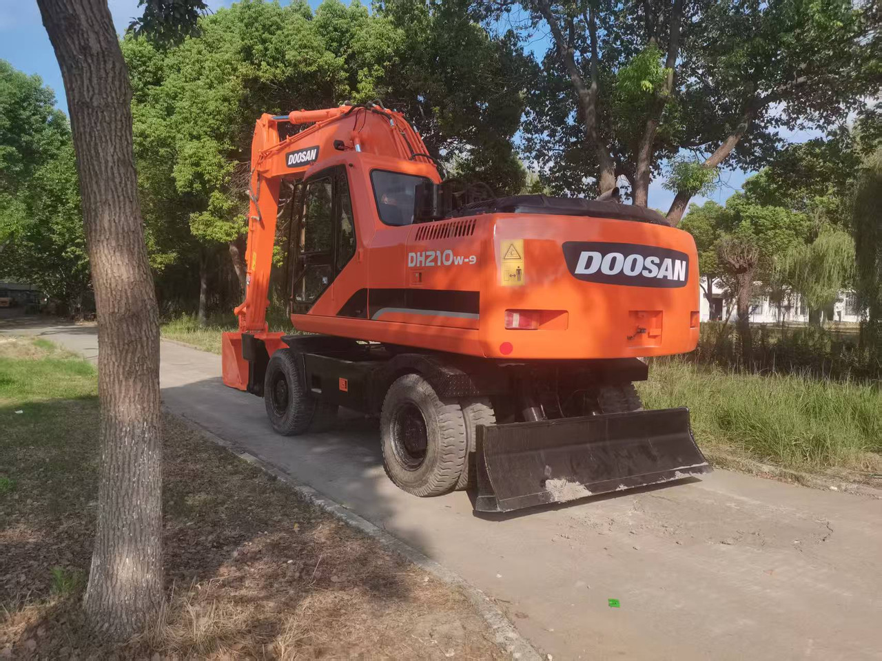 DOOSAN DH210W-9C - حفارة على عجلات: صور 3 DOOSAN DH210W-9C - حفارة على عجلات: صور 3