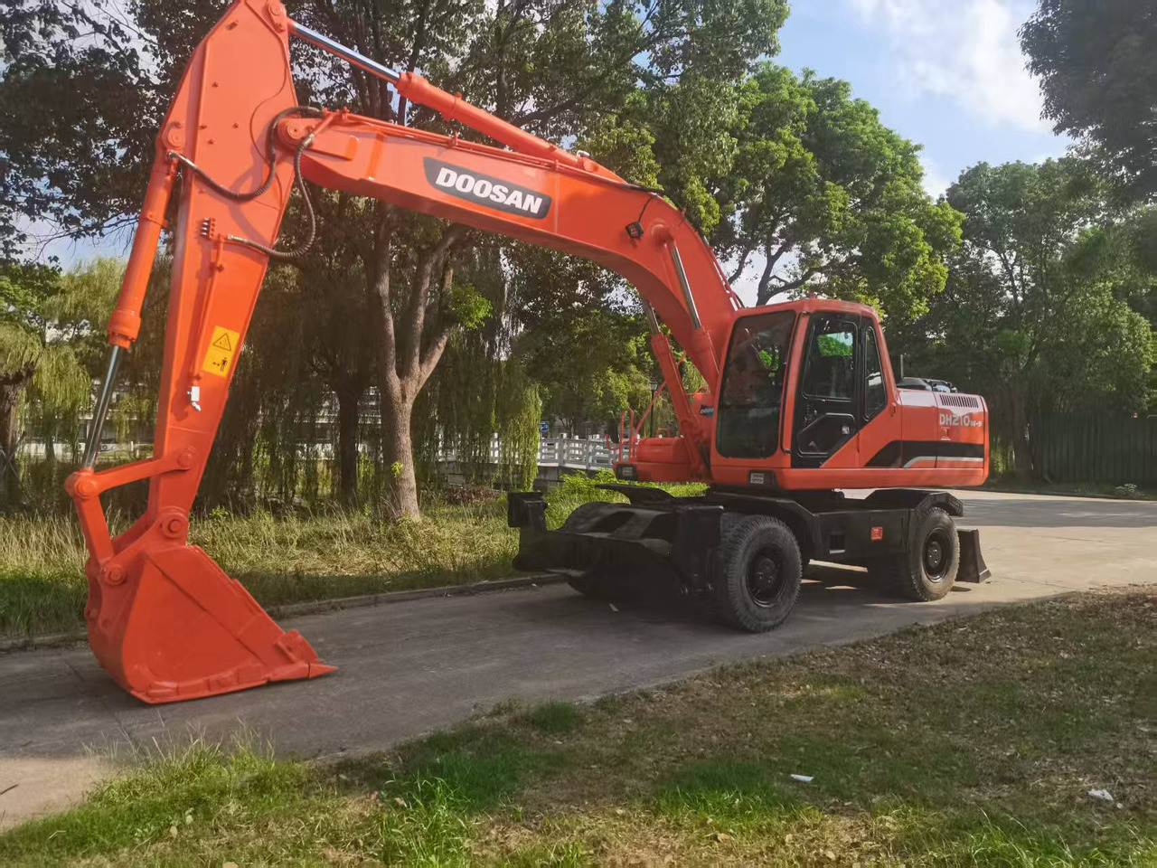 DOOSAN DH210W-9C - حفارة على عجلات: صور 2 DOOSAN DH210W-9C - حفارة على عجلات: صور 2