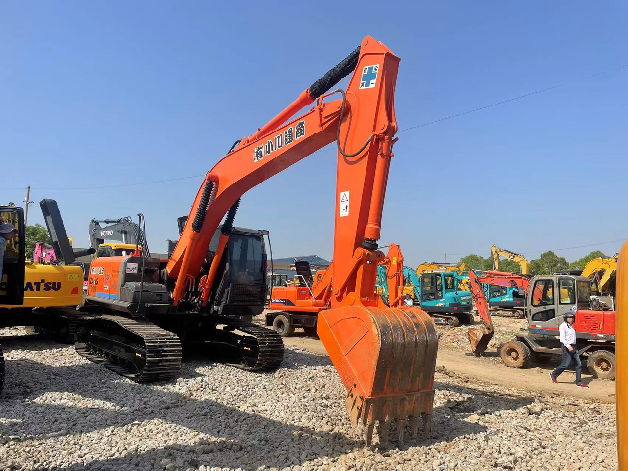 HITACHI ZX200-3 - حفارات زحافة: صور 2 HITACHI ZX200-3 - حفارات زحافة: صور 2