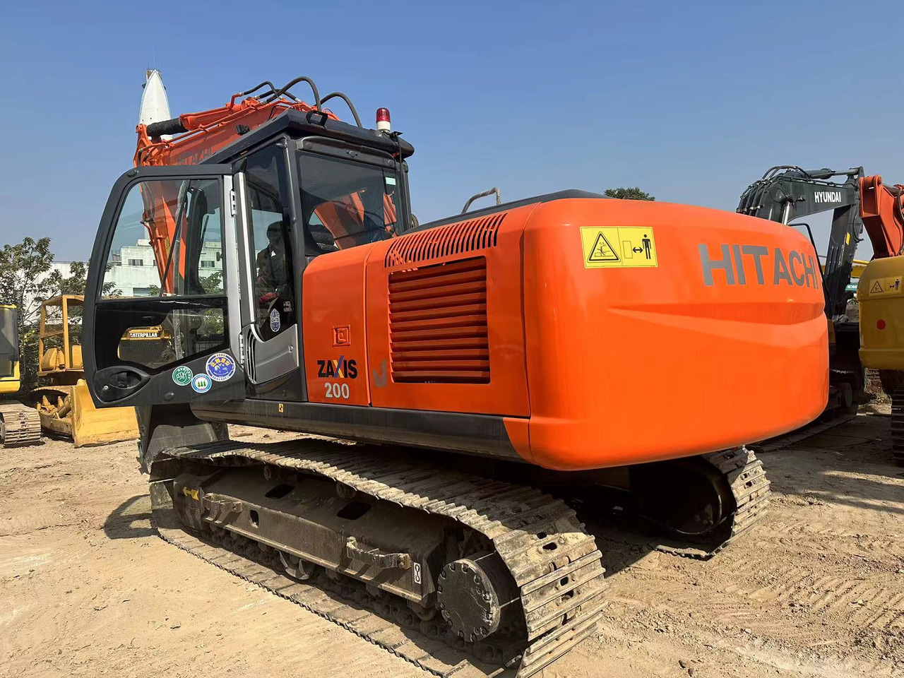 HITACHI ZX200-3 - حفارات زحافة: صور 4 HITACHI ZX200-3 - حفارات زحافة: صور 4