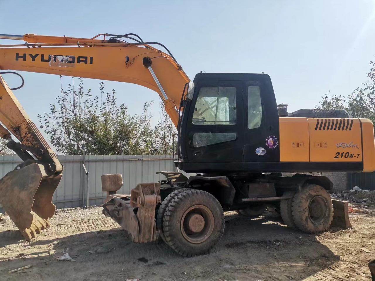 HYUNDAI R210W-7 - حفارة على عجلات: صور 2 HYUNDAI R210W-7 - حفارة على عجلات: صور 2