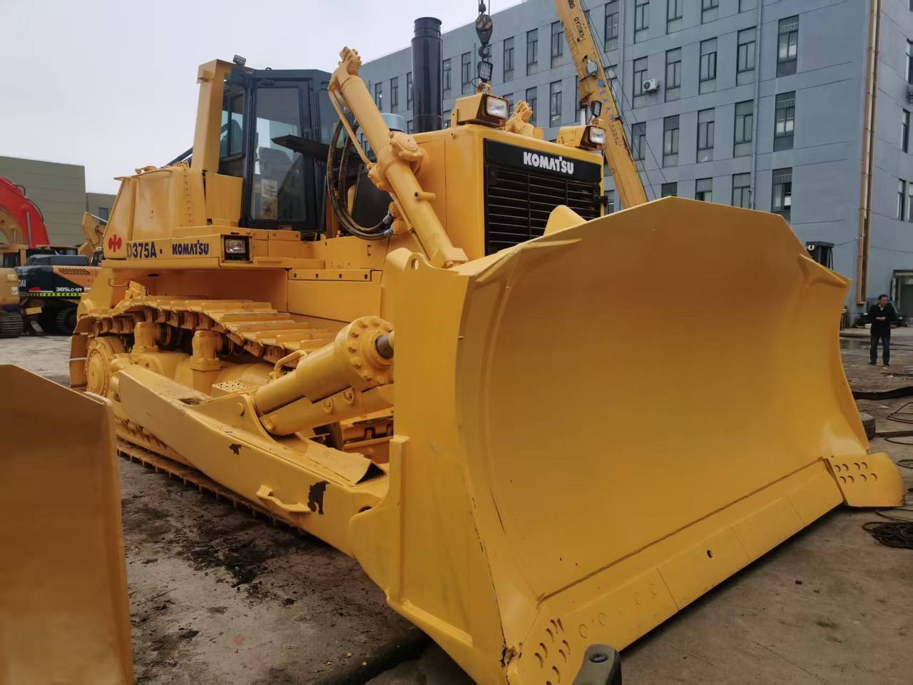 KOMATSU D375 - بلدوزر: صور 1 KOMATSU D375 - بلدوزر: صور 1