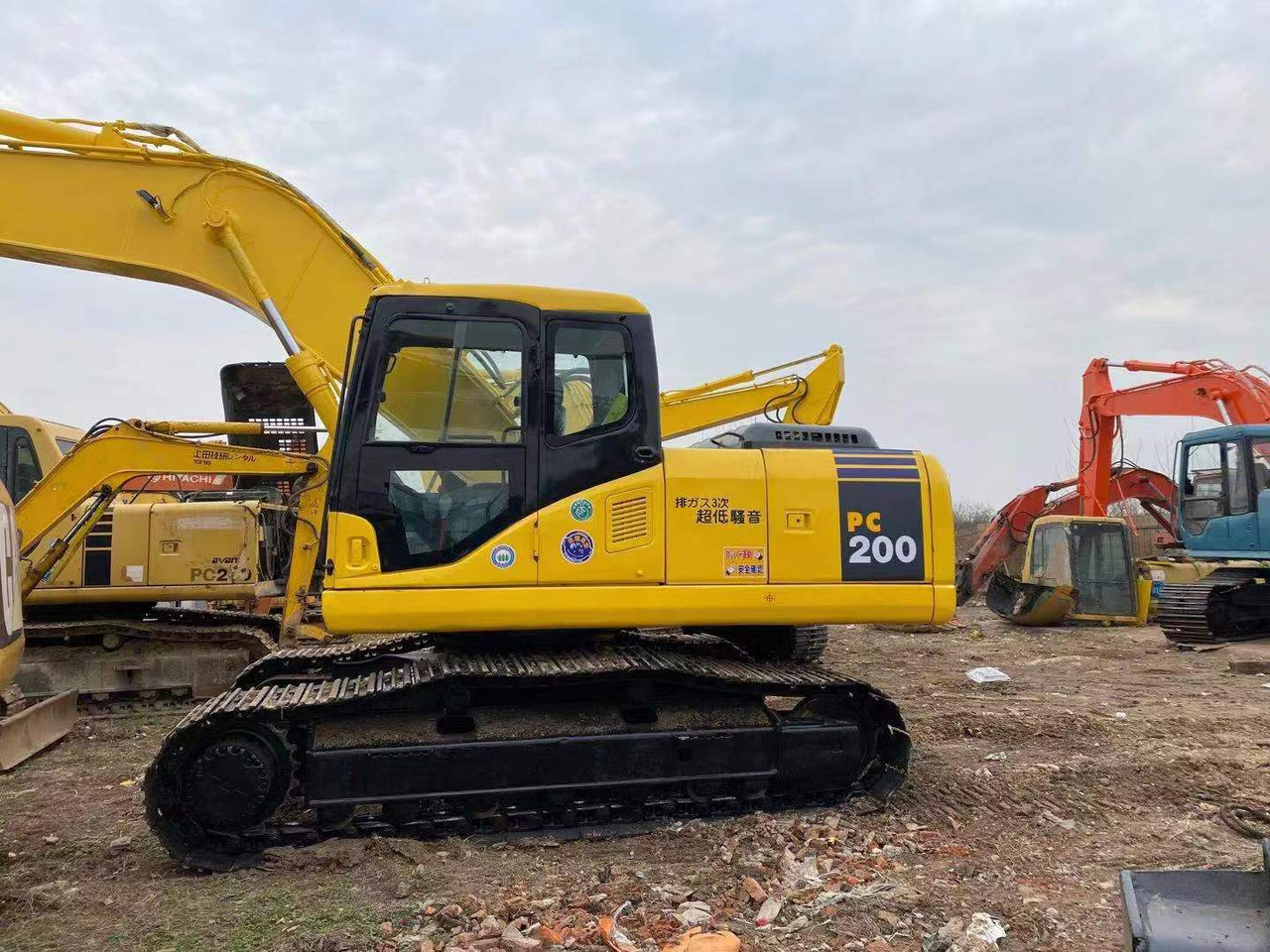 KOMATSU PC200-7 - حفارات زحافة: صور 1 KOMATSU PC200-7 - حفارات زحافة: صور 1
