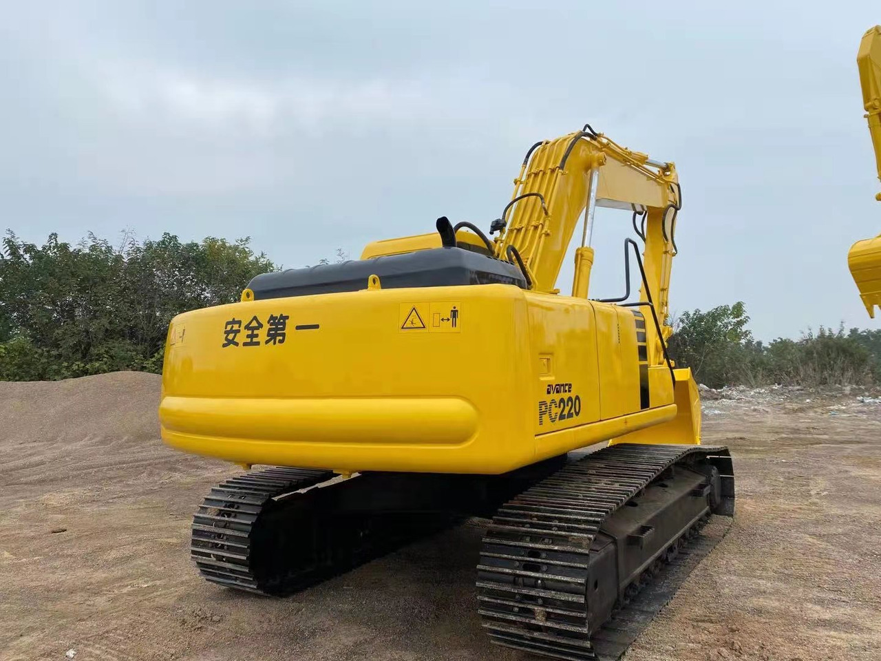 KOMATSU PC220-6 - حفارات زحافة: صور 3 KOMATSU PC220-6 - حفارات زحافة: صور 3
