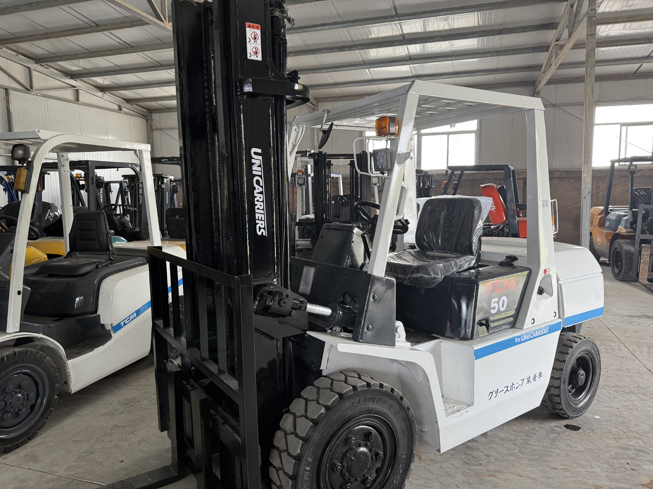 TCM FD50 - رافعات مقصية: صور 2 TCM FD50 - رافعات مقصية: صور 2