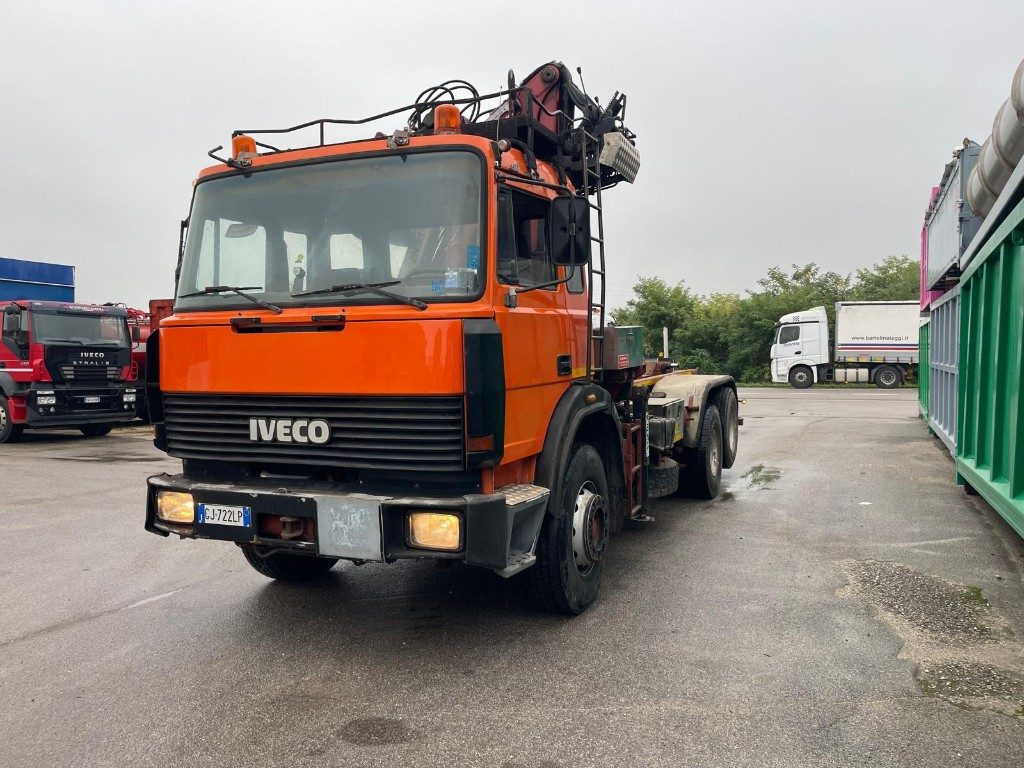 شاحنة ذات الخطاف IVECO 190E26 SCARRABILE CON GRU PENZ E POLIPO: صور 6