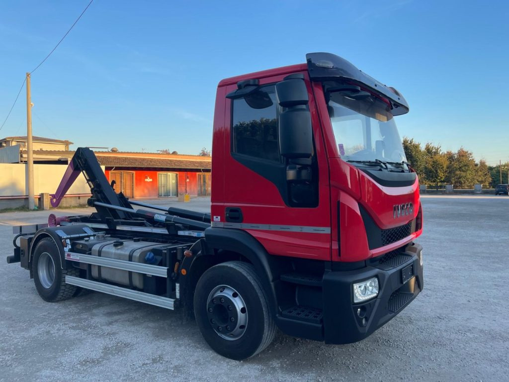 IVECO EUROCARGO 160E32 CON SCARRABILE NUOVO - شاحنة ذات الخطاف: صور 2 IVECO EUROCARGO 160E32 CON SCARRABILE NUOVO - شاحنة ذات الخطاف: صور 2