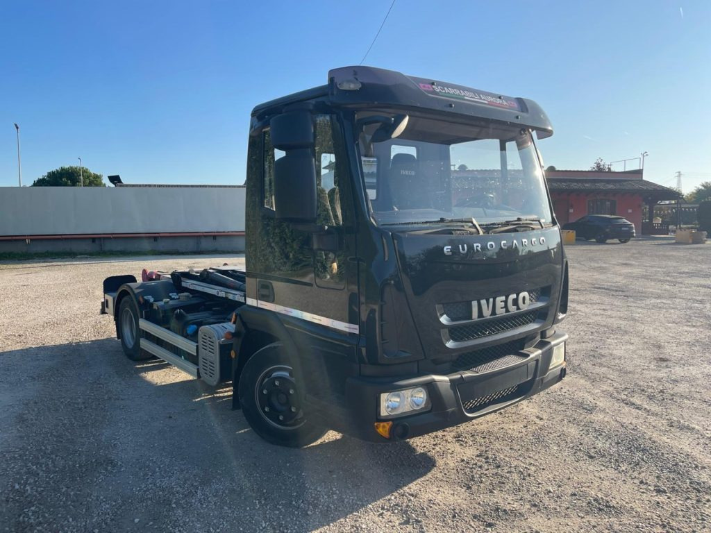 IVECO EUROCARGO 75E18 CON SCARRABILE NUOVO - شاحنة ذات الخطاف: صور 1 IVECO EUROCARGO 75E18 CON SCARRABILE NUOVO - شاحنة ذات الخطاف: صور 1