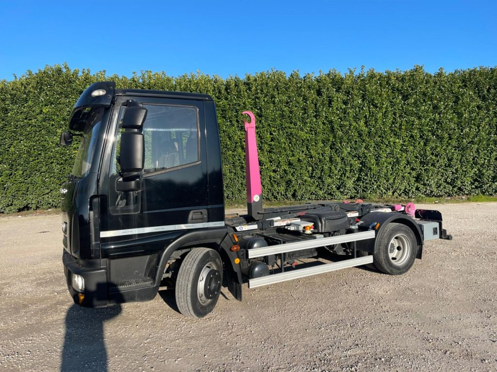 IVECO EUROCARGO 75E18 CON SCARRABILE NUOVO - شاحنة ذات الخطاف: صور 3 IVECO EUROCARGO 75E18 CON SCARRABILE NUOVO - شاحنة ذات الخطاف: صور 3
