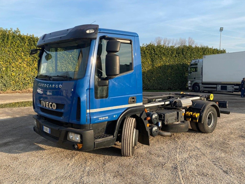 IVECO EUROCARGO 75E18 SCARRABILE - شاحنة ذات الخطاف: صور 1 IVECO EUROCARGO 75E18 SCARRABILE - شاحنة ذات الخطاف: صور 1