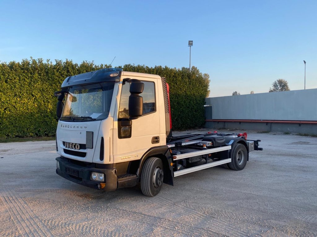 IVECO EUROCARGO 80 E18 CON IMPIANTO SCARRABILE NUO - شاحنة ذات الخطاف: صور 3 IVECO EUROCARGO 80 E18 CON IMPIANTO SCARRABILE NUO - شاحنة ذات الخطاف: صور 3