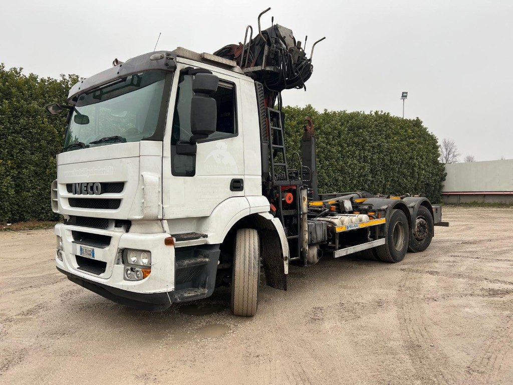 IVECO STRALIS 260S42 SCARRABILE USATO CON GRU - شاحنة ذات الخطاف: صور 1 IVECO STRALIS 260S42 SCARRABILE USATO CON GRU - شاحنة ذات الخطاف: صور 1