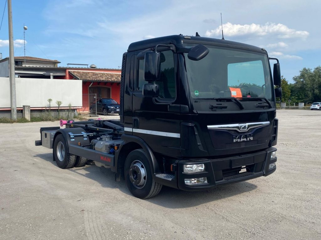 MAN TGL 12.220 CON SCARRABILE NUOVO - شاحنة ذات الخطاف: صور 1 MAN TGL 12.220 CON SCARRABILE NUOVO - شاحنة ذات الخطاف: صور 1