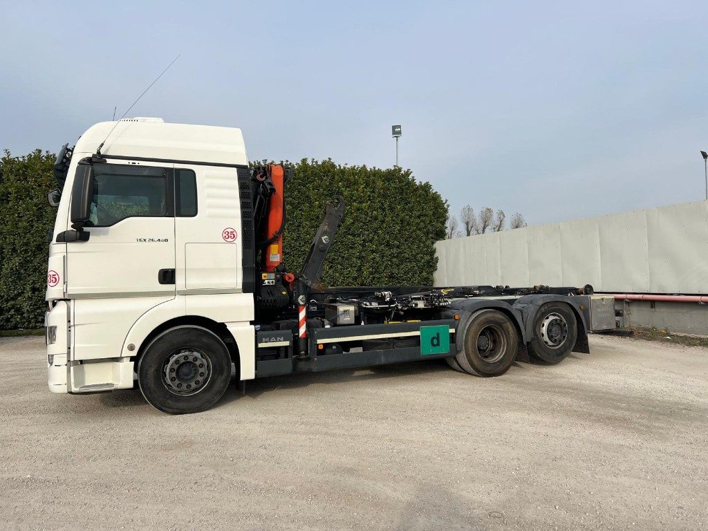 MAN TGX 26.480 SCARRABILE CON GRU DIETRO CABINA - شاحنة ذات الخطاف, شاحنة كرين: صور 2 MAN TGX 26.480 SCARRABILE CON GRU DIETRO CABINA - شاحنة ذات الخطاف, شاحنة كرين: صور 2