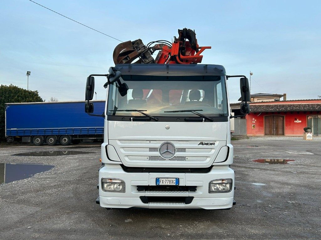 MERCEDES-BENZ MERCEDES AXOR 2533 SCARRABILE CON GRU E POLIPO - شاحنة ذات الخطاف: صور 1 MERCEDES-BENZ MERCEDES AXOR 2533 SCARRABILE CON GRU E POLIPO - شاحنة ذات الخطاف: صور 1