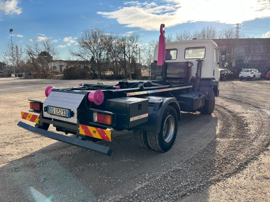 NISSAN 130/115 SCARRABILE - شاحنة ذات الخطاف: صور 4 NISSAN 130/115 SCARRABILE - شاحنة ذات الخطاف: صور 4