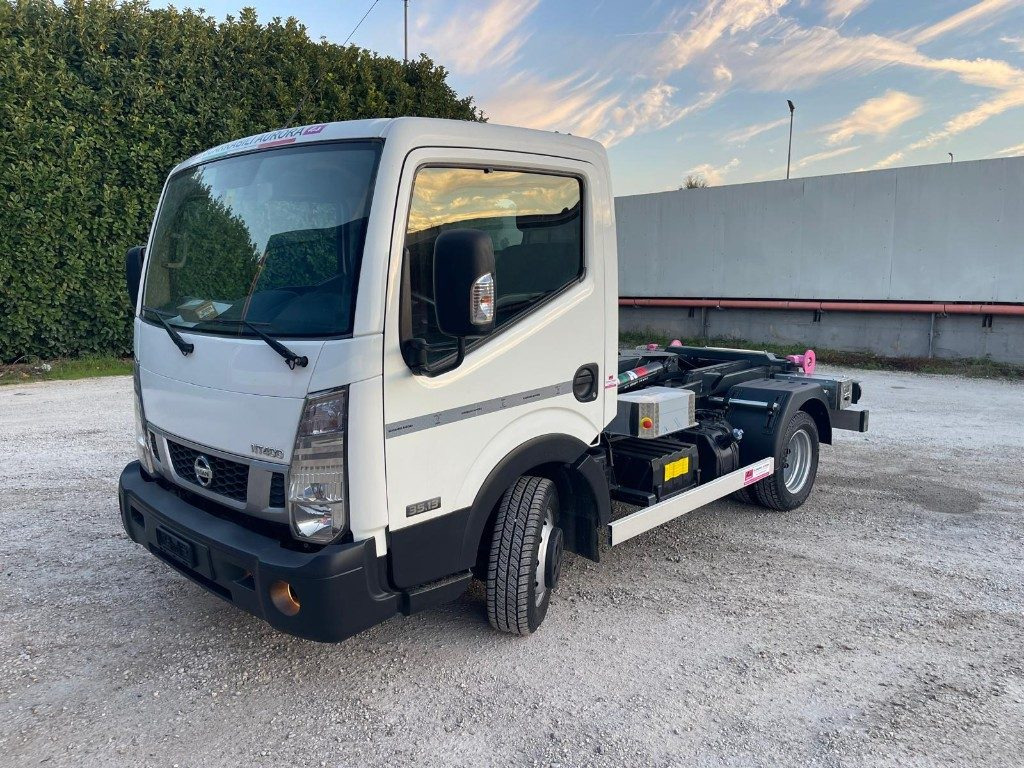 NISSAN NT400 SCARRABILE PATENTE B - شاحنة ذات الخطاف: صور 1 NISSAN NT400 SCARRABILE PATENTE B - شاحنة ذات الخطاف: صور 1