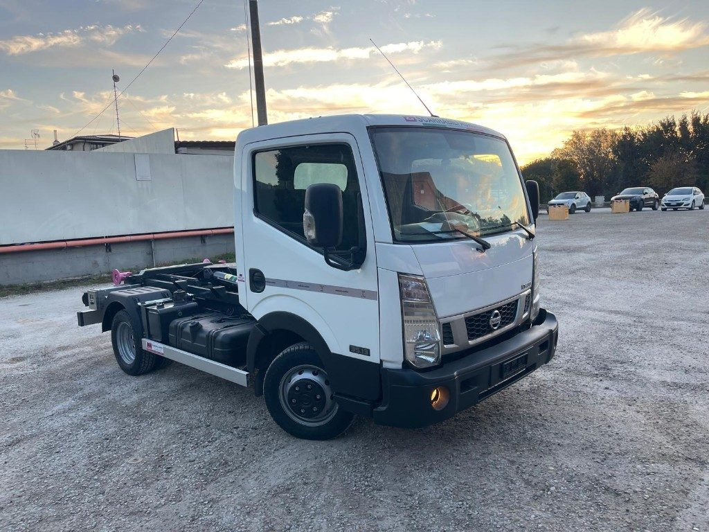 NISSAN NT400 SCARRABILE PATENTE B - شاحنة ذات الخطاف: صور 3 NISSAN NT400 SCARRABILE PATENTE B - شاحنة ذات الخطاف: صور 3