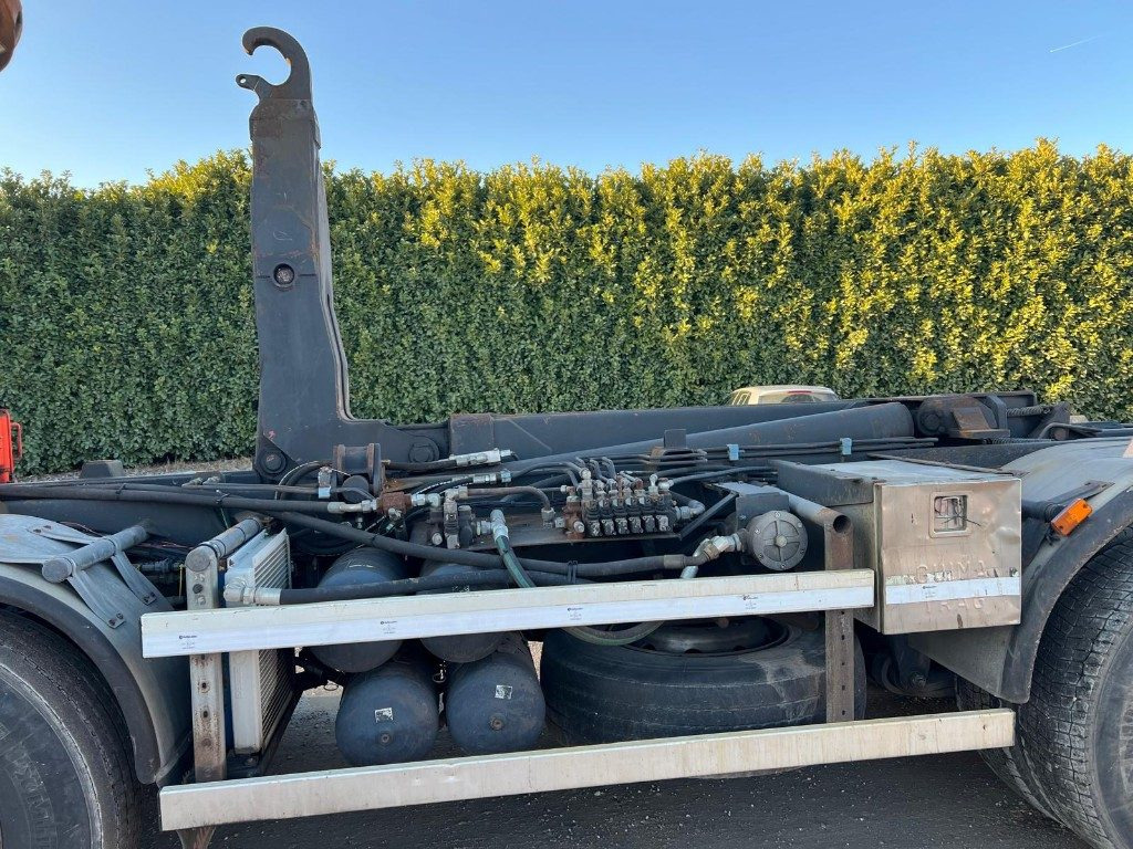 شاحنة ذات الخطاف SCANIA CV R124 SCARRABILE CON GRU E POLIPO: صور 11