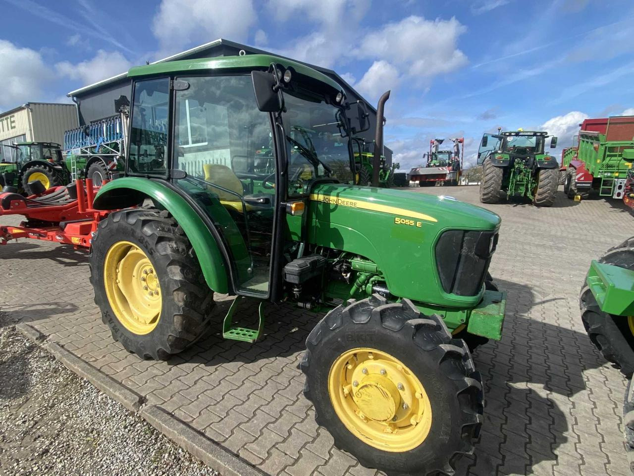 John Deere 5055E - جرار: صور 1 John Deere 5055E - جرار: صور 1