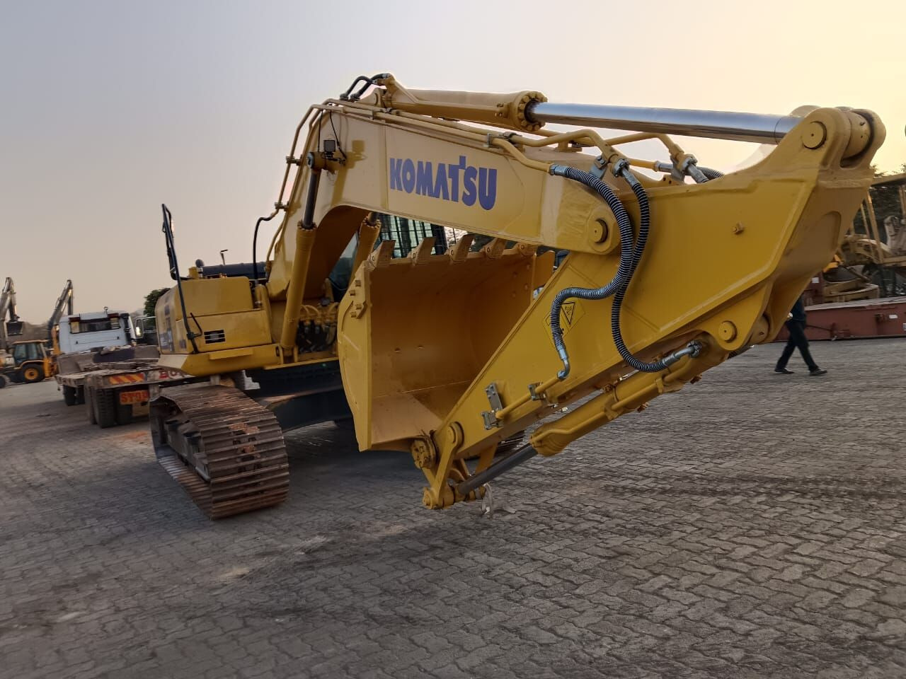 New Komatsu PC210 tracked excavator - حفارات زحافة: صور 4 New Komatsu PC210 tracked excavator - حفارات زحافة: صور 4