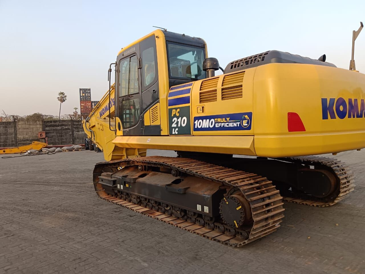New Komatsu PC210 tracked excavator - حفارات زحافة: صور 1 New Komatsu PC210 tracked excavator - حفارات زحافة: صور 1