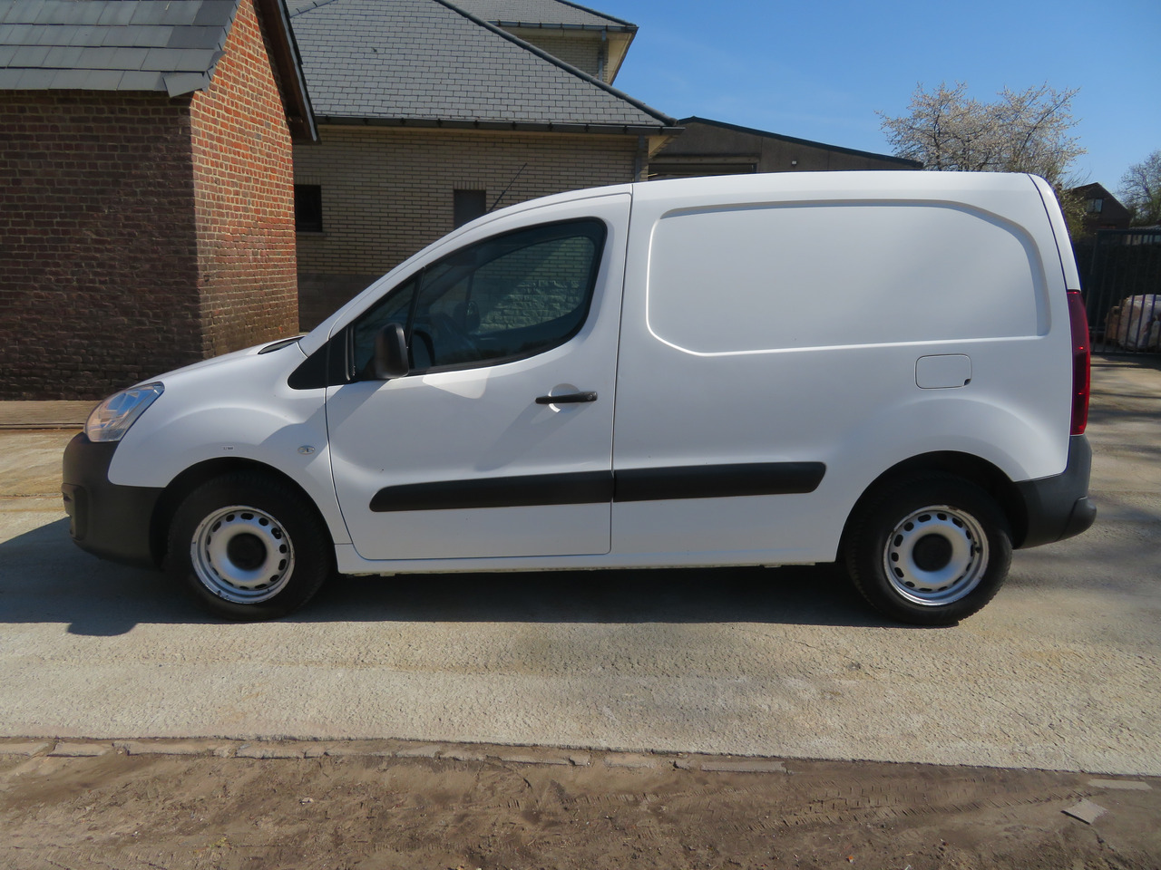 CITROËN Berlingo 1.6 BlueHDi CLUB - فان: صور 4 CITROËN Berlingo 1.6 BlueHDi CLUB - فان: صور 4