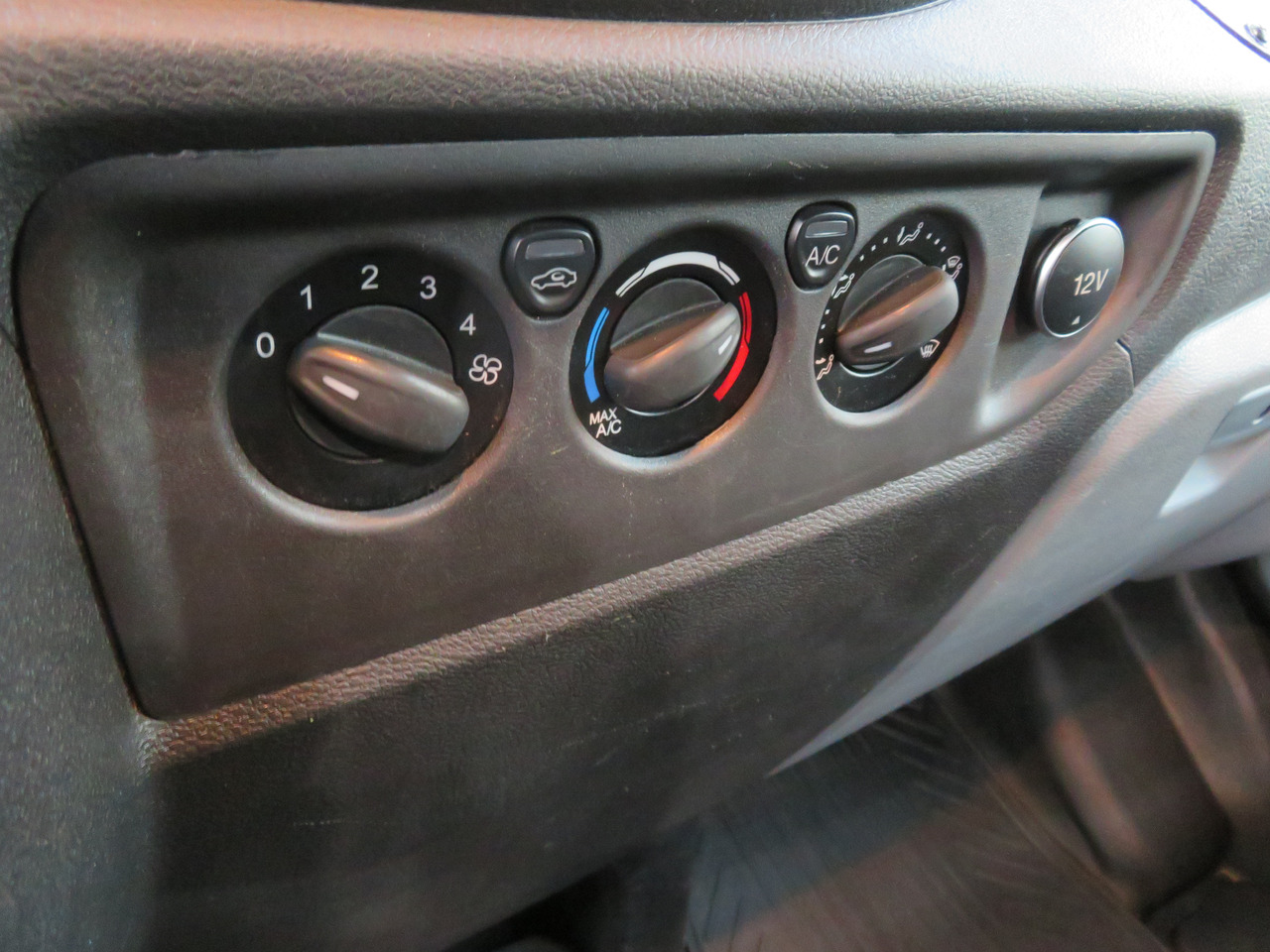 فان Ford Transit 2.0TDCi - L2H2: صور 16