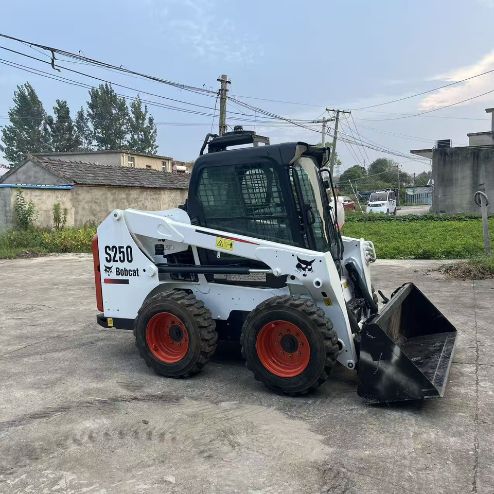 BOBCAT Skid Steer Loader S250 New Condition Hours True - شيول صغير: صور 5 BOBCAT Skid Steer Loader S250 New Condition Hours True - شيول صغير: صور 5