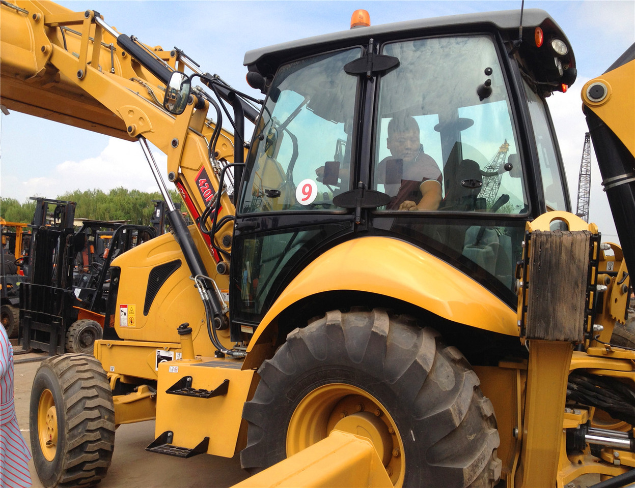 CAT 420F Backhoe Loader - حفار متعدد الاستخدام: صور 1 CAT 420F Backhoe Loader - حفار متعدد الاستخدام: صور 1