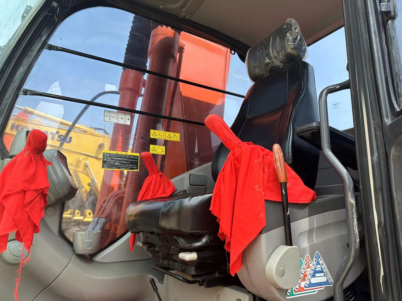 Hitachi ZX200 Excavator Click for Discount - حفارة: صور 2 Hitachi ZX200 Excavator Click for Discount - حفارة: صور 2