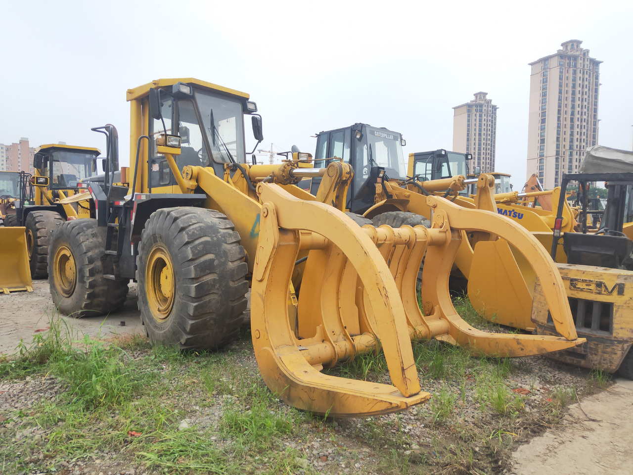 KOMATSU Wheel WA470-3 With a fork - اللودر بعجل: صور 1 KOMATSU Wheel WA470-3 With a fork - اللودر بعجل: صور 1