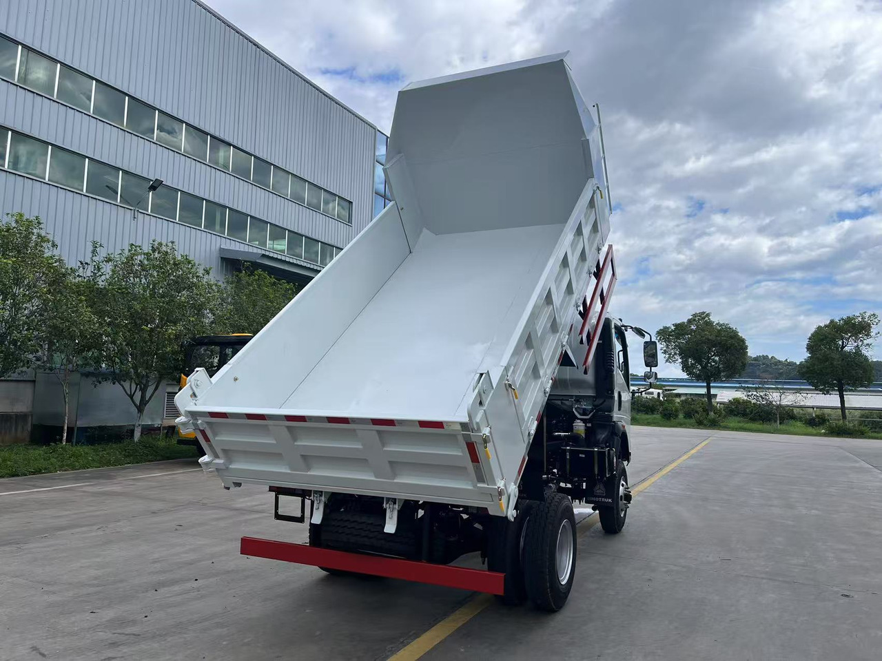 SINOTRUK HOWO 4x2 Dump Truck Click Here for Discount - قلابات: صور 5 SINOTRUK HOWO 4x2 Dump Truck Click Here for Discount - قلابات: صور 5