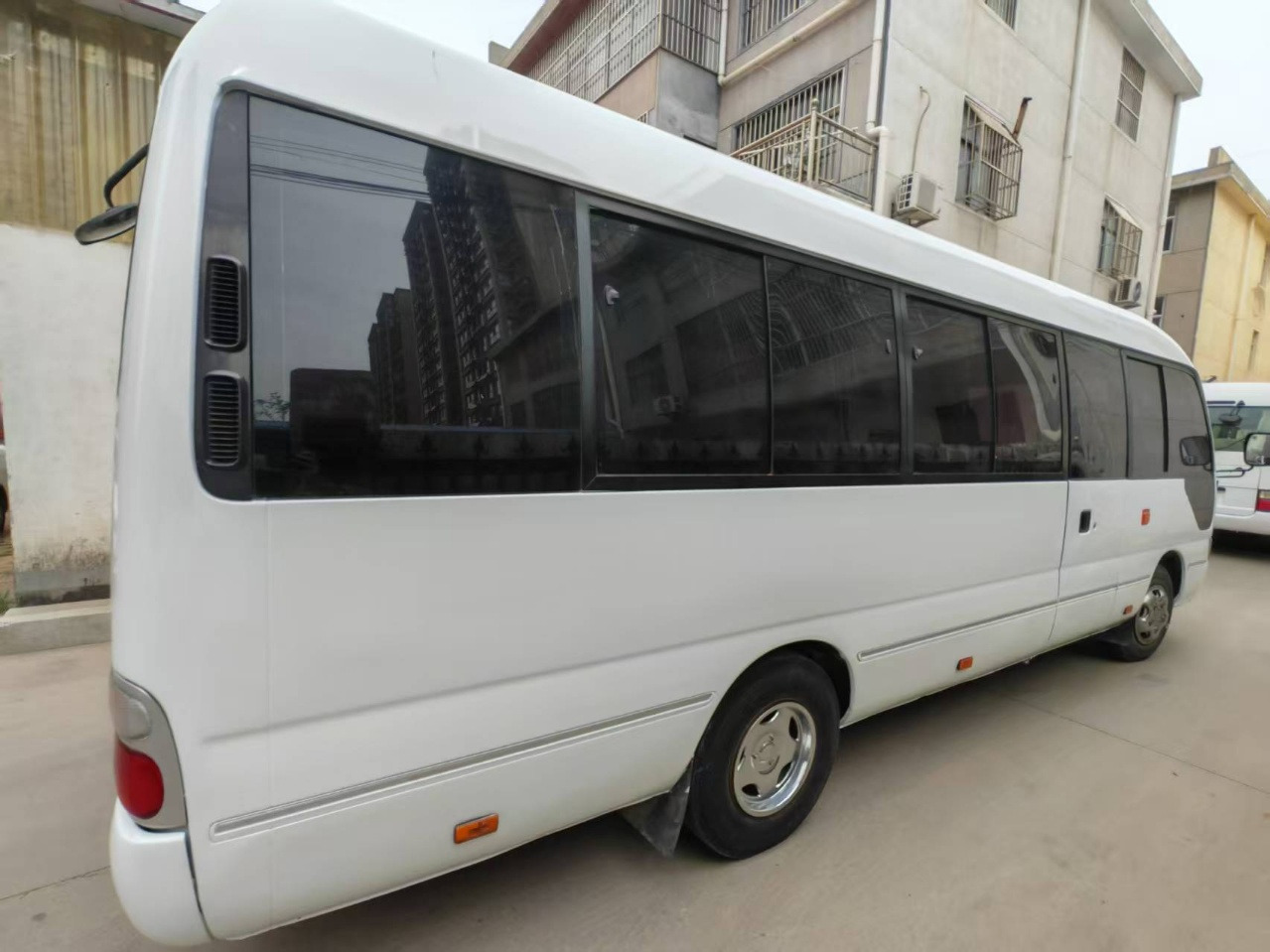 TOYOTA White Mini Bus 29 Seats Click Here for Discount إيجار TOYOTA White Mini Bus 29 Seats Click Here for Discount: صور 8