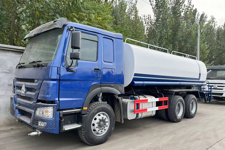 Howo Water Sprinkler Truck for Sale in Mali - شاحنة صهريج: صور 1 Howo Water Sprinkler Truck for Sale in Mali - شاحنة صهريج: صور 1