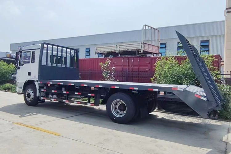 SHACMAN L3000 Light Cargo Truck with Rear Loading Ramp - شاحنات مسطحة: صور 2 SHACMAN L3000 Light Cargo Truck with Rear Loading Ramp - شاحنات مسطحة: صور 2