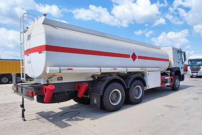 SINOTRUK Howo 400 Diesel Tanker Truck for Sale in Nigeria - شاحنة صهريج: صور 4 SINOTRUK Howo 400 Diesel Tanker Truck for Sale in Nigeria - شاحنة صهريج: صور 4