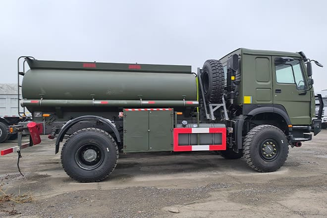 SINOTRUK Howo 4X2 Small Fuel Tanker Truck for Sale in Zambia - شاحنة صهريج: صور 2 SINOTRUK Howo 4X2 Small Fuel Tanker Truck for Sale in Zambia - شاحنة صهريج: صور 2