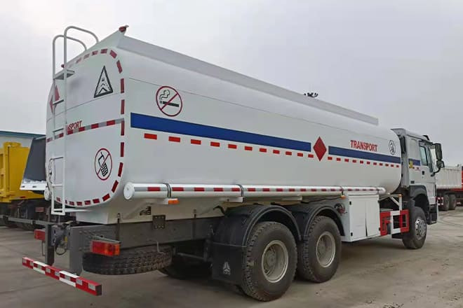 SINOTRUK Howo 6X4 Oil Truck Price for Sale in Djibouti - شاحنة صهريج: صور 3 SINOTRUK Howo 6X4 Oil Truck Price for Sale in Djibouti - شاحنة صهريج: صور 3