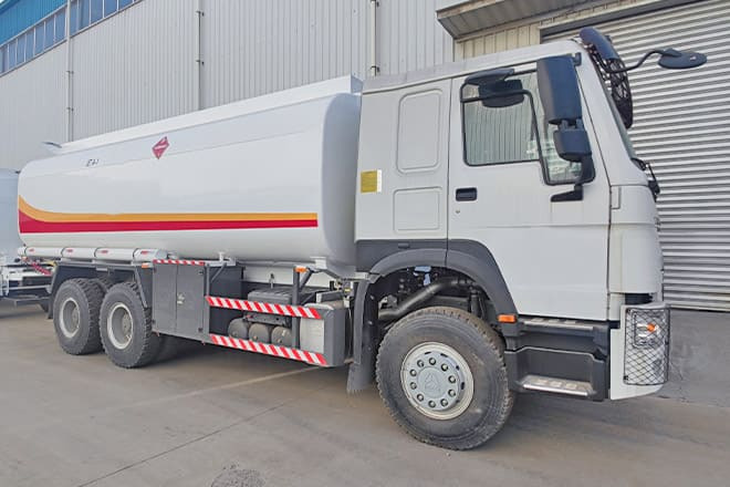 SINOTRUK Sinotruk Howo Fuel Tanker Truck Price for Sale in Ghana - شاحنة صهريج: صور 1 SINOTRUK Sinotruk Howo Fuel Tanker Truck Price for Sale in Ghana - شاحنة صهريج: صور 1