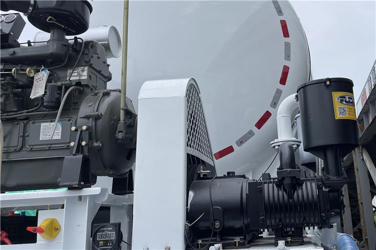 TITAN 4 Axle Bulker Cement Tanker Trailer for Sale In Zambia - بلكر: صور 3 TITAN 4 Axle Bulker Cement Tanker Trailer for Sale In Zambia - بلكر: صور 3