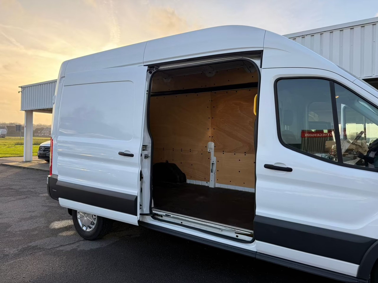 فان المدمجة Ford Transit: صور 16