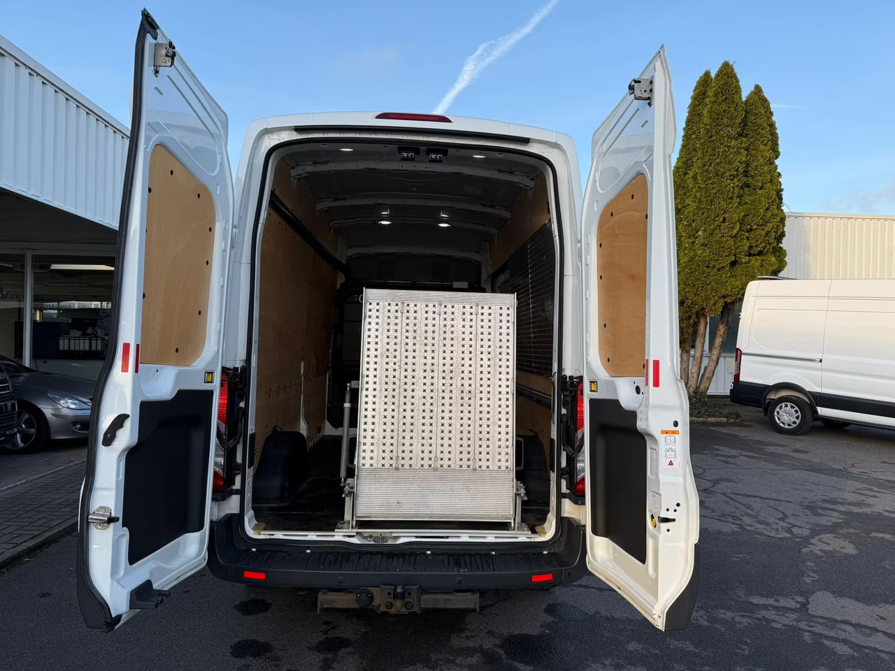 فان المدمجة Ford Transit: صور 19