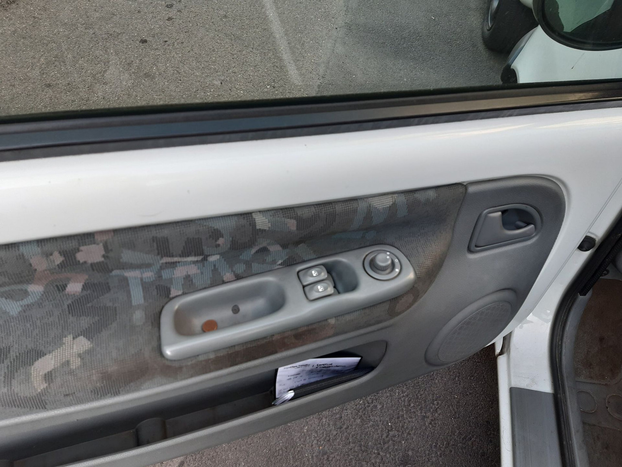 RENAULT TWINGO - Berline essence - 3 portes - 4places - Vitr - سيارة: صور 4 RENAULT TWINGO - Berline essence - 3 portes - 4places - Vitr - سيارة: صور 4