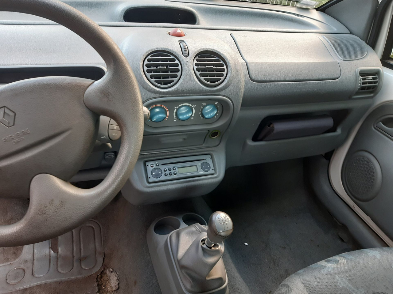 RENAULT TWINGO - Berline essence - 3 portes - 4places - Vitr - سيارة: صور 3 RENAULT TWINGO - Berline essence - 3 portes - 4places - Vitr - سيارة: صور 3