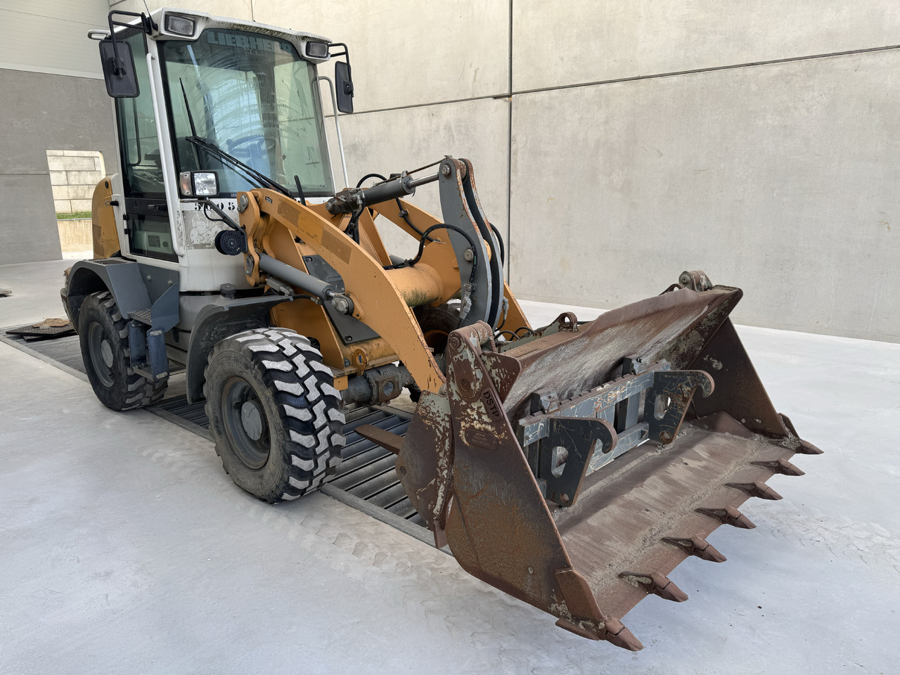 LIEBHERR L 506 - حفارة على عجلات: صور 4 LIEBHERR L 506 - حفارة على عجلات: صور 4
