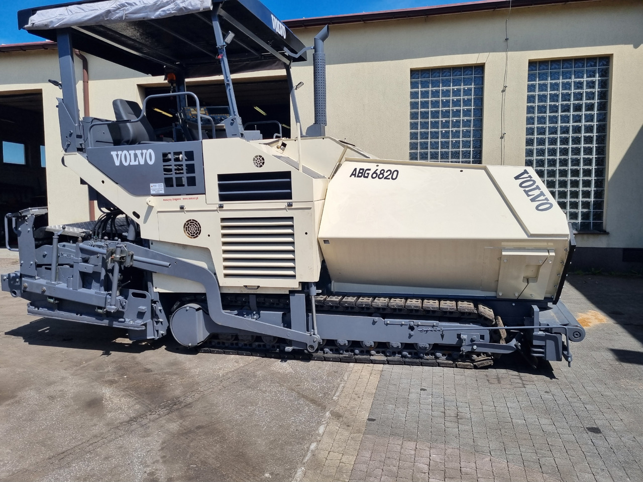 VOLVO TITAN 6820 - العامل بالقار: صور 3 VOLVO TITAN 6820 - العامل بالقار: صور 3