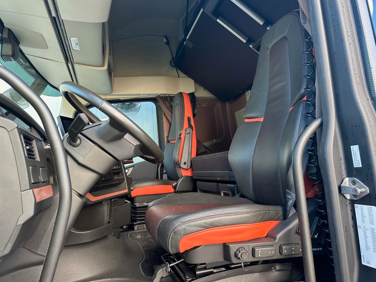 Volvo FH 750 XL Retarder Vollausstattung - شاحنة جرار: صور 5 Volvo FH 750 XL Retarder Vollausstattung - شاحنة جرار: صور 5