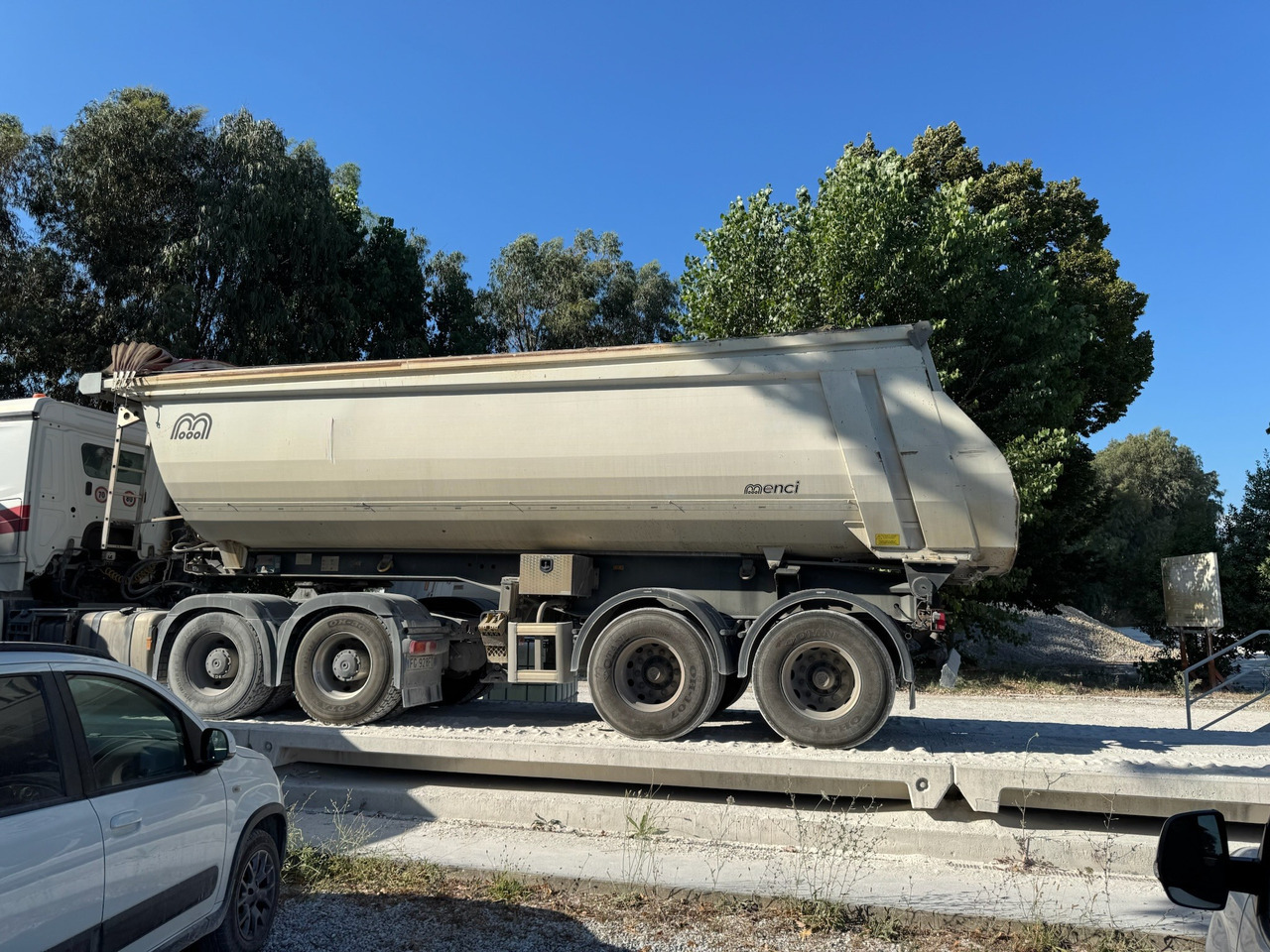 MENCI Semirimorchio Ribaltabile Mezzo d'opera - قلابة نصف مقطورة: صور 4 MENCI Semirimorchio Ribaltabile Mezzo d'opera - قلابة نصف مقطورة: صور 4